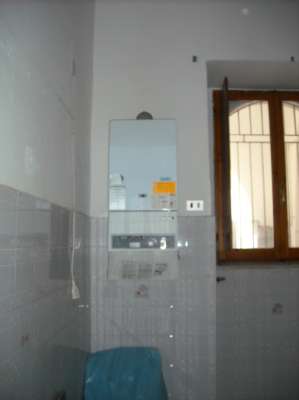 Abitazione in Gaeta (Latina) Via Annunziata 4 (piano primo). Composto da: disimpegno, cucina, 2 camere, bagno, ripostiglio Identificativi [N.C.E.U.] Categoria Catastale A4 foglio 37 part. 124 sub. 15. Mq 123. Libero. Piena proprietà