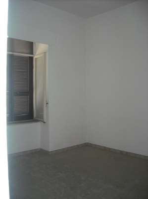 Abitazione in Gaeta (Latina) Via Annunziata 4 (piano primo). Composto da: disimpegno, cucina, 2 camere, bagno, ripostiglio Identificativi [N.C.E.U.] Categoria Catastale A4 foglio 37 part. 124 sub. 15. Mq 123. Libero. Piena proprietà