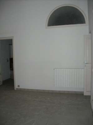 Abitazione in Gaeta (Latina) Via Annunziata 4 (piano primo). Composto da: disimpegno, cucina, 2 camere, bagno, ripostiglio Identificativi [N.C.E.U.] Categoria Catastale A4 foglio 37 part. 124 sub. 15. Mq 123. Libero. Piena proprietà