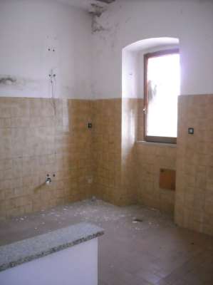 Abitazione in Gaeta (Latina) Via Della Breccia 9 (piano primo). Composto da: 2 camere, soggiorno con angolo cottura, bagno + posto auto scoperto 1 locale deposito ad uso esclusivo 1 locale deposito ad uso comune. Identificativi [N.C.E.U.] Categoria Catastale A4 foglio 37 part. 54 sub. 22, con posto auto scoperto ad uso esclusivo al foglio 37 part. 54 sub. 14, deposito ad uso esclusivo al foglio 37 part. 54 sub. 20 e deposito ad uso comune (millesimi di proprietà 250) al foglio 37 part. 54 sub. 16. Mq 61. Libero. Piena proprietà