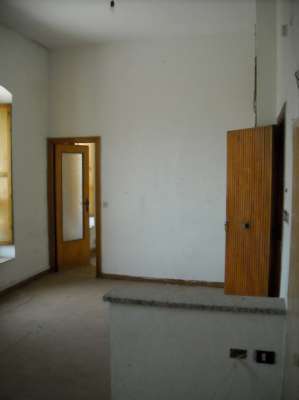 Abitazione in Gaeta (Latina) Via Della Breccia 9 (piano primo). Composto da: 2 camere, soggiorno con angolo cottura, bagno + posto auto scoperto 1 locale deposito ad uso esclusivo 1 locale deposito ad uso comune. Identificativi [N.C.E.U.] Categoria Catastale A4 foglio 37 part. 54 sub. 22, con posto auto scoperto ad uso esclusivo al foglio 37 part. 54 sub. 14, deposito ad uso esclusivo al foglio 37 part. 54 sub. 20 e deposito ad uso comune (millesimi di proprietà 250) al foglio 37 part. 54 sub. 16. Mq 61. Libero. Piena proprietà