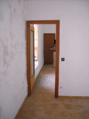Abitazione in Gaeta (Latina) Via Della Breccia 9 (piano primo). Composto da: 2 camere, soggiorno con angolo cottura, bagno + posto auto scoperto 1 locale deposito ad uso esclusivo 1 locale deposito ad uso comune. Identificativi [N.C.E.U.] Categoria Catastale A4 foglio 37 part. 54 sub. 22, con posto auto scoperto ad uso esclusivo al foglio 37 part. 54 sub. 14, deposito ad uso esclusivo al foglio 37 part. 54 sub. 20 e deposito ad uso comune (millesimi di proprietà 250) al foglio 37 part. 54 sub. 16. Mq 61. Libero. Piena proprietà