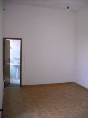 Abitazione in Gaeta (Latina) Via Della Breccia 9 (piano primo). Composto da: 2 camere, soggiorno con angolo cottura, bagno + posto auto scoperto 1 locale deposito ad uso esclusivo 1 locale deposito ad uso comune. Identificativi [N.C.E.U.] Categoria Catastale A4 foglio 37 part. 54 sub. 22, con posto auto scoperto ad uso esclusivo al foglio 37 part. 54 sub. 14, deposito ad uso esclusivo al foglio 37 part. 54 sub. 20 e deposito ad uso comune (millesimi di proprietà 250) al foglio 37 part. 54 sub. 16. Mq 61. Libero. Piena proprietà