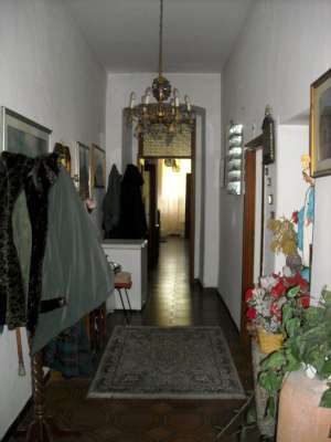 Abitazione in Gaeta (Latina) Via Della Breccia 9 (piano primo). Composto da: 3 disimpegni,3 camere, cucina, bagno, ripostiglio + posto auto scoperto 1 locale deposito ad uso esclusivo 1 locale deposito ad uso comune. Identificativi [N.C.E.U.] Categoria Catastale A4 al foglio 37 part. 54 sub. 23, con posto auto scoperto ad uso esclusivo al foglio 37 part. 54 sub. 15, deposito ad uso esclusivo al foglio 37 part. 54 sub. 3 e deposito ad uso comune (millesimi di proprietà 250) al foglio 37 part. 54 sub. 16. Mq 142. Libero. Piena proprietà