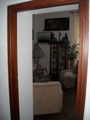 Abitazione in Gaeta (Latina) Via Della Breccia 9 (piano primo). Composto da: 3 disimpegni,3 camere, cucina, bagno, ripostiglio + posto auto scoperto 1 locale deposito ad uso esclusivo 1 locale deposito ad uso comune. Identificativi [N.C.E.U.] Categoria Catastale A4 al foglio 37 part. 54 sub. 23, con posto auto scoperto ad uso esclusivo al foglio 37 part. 54 sub. 15, deposito ad uso esclusivo al foglio 37 part. 54 sub. 3 e deposito ad uso comune (millesimi di proprietà 250) al foglio 37 part. 54 sub. 16. Mq 142. Libero. Piena proprietà