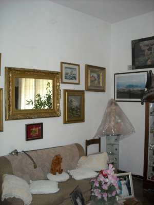 Abitazione in Gaeta (Latina) Via Della Breccia 9 (piano primo). Composto da: 3 disimpegni,3 camere, cucina, bagno, ripostiglio + posto auto scoperto 1 locale deposito ad uso esclusivo 1 locale deposito ad uso comune. Identificativi [N.C.E.U.] Categoria Catastale A4 al foglio 37 part. 54 sub. 23, con posto auto scoperto ad uso esclusivo al foglio 37 part. 54 sub. 15, deposito ad uso esclusivo al foglio 37 part. 54 sub. 3 e deposito ad uso comune (millesimi di proprietà 250) al foglio 37 part. 54 sub. 16. Mq 142. Libero. Piena proprietà