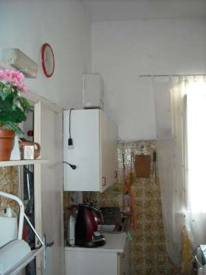 Abitazione in Gaeta (Latina) Via Della Breccia 9 (piano primo). Composto da: 3 disimpegni,3 camere, cucina, bagno, ripostiglio + posto auto scoperto 1 locale deposito ad uso esclusivo 1 locale deposito ad uso comune. Identificativi [N.C.E.U.] Categoria Catastale A4 al foglio 37 part. 54 sub. 23, con posto auto scoperto ad uso esclusivo al foglio 37 part. 54 sub. 15, deposito ad uso esclusivo al foglio 37 part. 54 sub. 3 e deposito ad uso comune (millesimi di proprietà 250) al foglio 37 part. 54 sub. 16. Mq 142. Libero. Piena proprietà