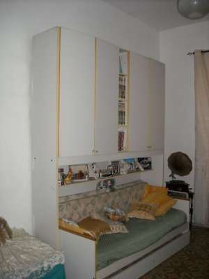 Abitazione in Gaeta (Latina) Via Della Breccia 9 (piano primo). Composto da: 3 disimpegni,3 camere, cucina, bagno, ripostiglio + posto auto scoperto 1 locale deposito ad uso esclusivo 1 locale deposito ad uso comune. Identificativi [N.C.E.U.] Categoria Catastale A4 al foglio 37 part. 54 sub. 23, con posto auto scoperto ad uso esclusivo al foglio 37 part. 54 sub. 15, deposito ad uso esclusivo al foglio 37 part. 54 sub. 3 e deposito ad uso comune (millesimi di proprietà 250) al foglio 37 part. 54 sub. 16. Mq 142. Libero. Piena proprietà