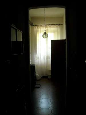 Abitazione in Gaeta (Latina) Via Della Breccia 9 (piano primo). Composto da: 3 disimpegni,3 camere, cucina, bagno, ripostiglio + posto auto scoperto 1 locale deposito ad uso esclusivo 1 locale deposito ad uso comune. Identificativi [N.C.E.U.] Categoria Catastale A4 al foglio 37 part. 54 sub. 23, con posto auto scoperto ad uso esclusivo al foglio 37 part. 54 sub. 15, deposito ad uso esclusivo al foglio 37 part. 54 sub. 3 e deposito ad uso comune (millesimi di proprietà 250) al foglio 37 part. 54 sub. 16. Mq 142. Libero. Piena proprietà