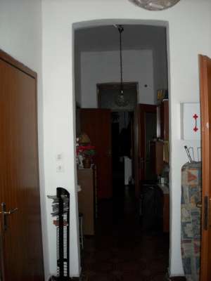 Abitazione in Gaeta (Latina) Via Della Breccia 9 (piano primo). Composto da: 3 disimpegni,3 camere, cucina, bagno, ripostiglio + posto auto scoperto 1 locale deposito ad uso esclusivo 1 locale deposito ad uso comune. Identificativi [N.C.E.U.] Categoria Catastale A4 al foglio 37 part. 54 sub. 23, con posto auto scoperto ad uso esclusivo al foglio 37 part. 54 sub. 15, deposito ad uso esclusivo al foglio 37 part. 54 sub. 3 e deposito ad uso comune (millesimi di proprietà 250) al foglio 37 part. 54 sub. 16. Mq 142. Libero. Piena proprietà