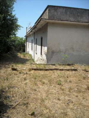 Abitazione in Gaeta (Latina) Via Della Breccia 9 (piano primo). Composto da: 3 disimpegni,3 camere, cucina, bagno, ripostiglio + posto auto scoperto 1 locale deposito ad uso esclusivo 1 locale deposito ad uso comune. Identificativi [N.C.E.U.] Categoria Catastale A4 al foglio 37 part. 54 sub. 23, con posto auto scoperto ad uso esclusivo al foglio 37 part. 54 sub. 15, deposito ad uso esclusivo al foglio 37 part. 54 sub. 3 e deposito ad uso comune (millesimi di proprietà 250) al foglio 37 part. 54 sub. 16. Mq 142. Libero. Piena proprietà