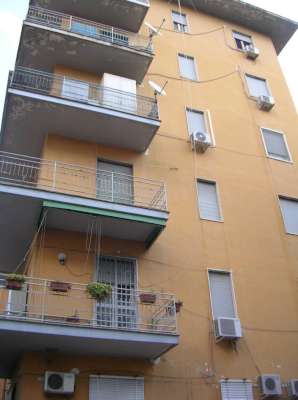 Abitazione in Napoli (Napoli) Via Rossetti 46 (piano quinto, interno 16). Composto da: Cucina, disimpegno, W.C., locale lavanderia, ripostiglio, 3 camere, ingresso-soggiorno + Posto auto coperto posto auto scoperto 2 cantine al piano seminterrato. Identificativi [N.C.E.U.] Categoria Catastale A3 foglio 8/CHI part. 986 sub. 34 (compresa cantina ad uso esclusivo), con posto auto coperto ad uso esclusivo al foglio 8/CHI part. 986 sub. 110, posto auto scoperto ad uso esclusivo al foglio 8/CHI part. 986 sub. 111, deposito ad uso esclusivo al foglio 8/CHI part. 986 sub. 89.. Mq 107. Libero. Piena proprietà