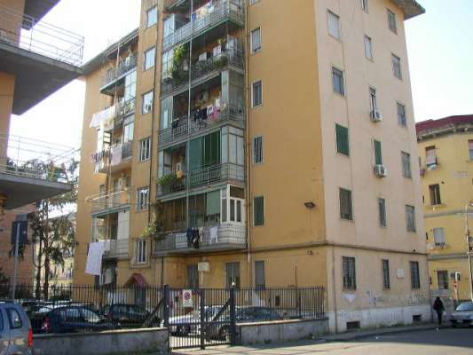 Abitazione in Napoli (Napoli) Via Rossetti 46 (piano quinto, interno 16). Composto da: Cucina, disimpegno, W.C., locale lavanderia, ripostiglio, 3 camere, ingresso-soggiorno + Posto auto coperto posto auto scoperto 2 cantine al piano seminterrato. Identificativi [N.C.E.U.] Categoria Catastale A3 foglio 8/CHI part. 986 sub. 34 (compresa cantina ad uso esclusivo), con posto auto coperto ad uso esclusivo al foglio 8/CHI part. 986 sub. 110, posto auto scoperto ad uso esclusivo al foglio 8/CHI part. 986 sub. 111, deposito ad uso esclusivo al foglio 8/CHI part. 986 sub. 89.. Mq 107. Libero. Piena proprietà