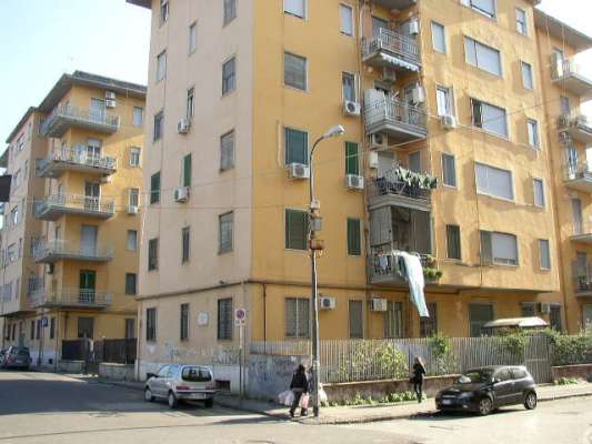 Abitazione in Napoli (Napoli) Via Rossetti 46 (piano quinto, interno 16). Composto da: Cucina, disimpegno, W.C., locale lavanderia, ripostiglio, 3 camere, ingresso-soggiorno + Posto auto coperto posto auto scoperto 2 cantine al piano seminterrato. Identificativi [N.C.E.U.] Categoria Catastale A3 foglio 8/CHI part. 986 sub. 34 (compresa cantina ad uso esclusivo), con posto auto coperto ad uso esclusivo al foglio 8/CHI part. 986 sub. 110, posto auto scoperto ad uso esclusivo al foglio 8/CHI part. 986 sub. 111, deposito ad uso esclusivo al foglio 8/CHI part. 986 sub. 89.. Mq 107. Libero. Piena proprietà