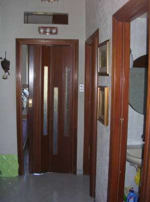 Abitazione in Napoli (Napoli) Via Rossetti 46 (piano quinto, interno 16). Composto da: Cucina, disimpegno, W.C., locale lavanderia, ripostiglio, 3 camere, ingresso-soggiorno + Posto auto coperto posto auto scoperto 2 cantine al piano seminterrato. Identificativi [N.C.E.U.] Categoria Catastale A3 foglio 8/CHI part. 986 sub. 34 (compresa cantina ad uso esclusivo), con posto auto coperto ad uso esclusivo al foglio 8/CHI part. 986 sub. 110, posto auto scoperto ad uso esclusivo al foglio 8/CHI part. 986 sub. 111, deposito ad uso esclusivo al foglio 8/CHI part. 986 sub. 89.. Mq 107. Libero. Piena proprietà