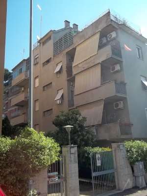 Abitazione in Roma (Roma) Via Cesareo 15 (piano quarto, interno 8). Composto da: Ingresso, corridoio, cucina, bagno, 4 camere, veranda e ampio terrazzo + cantina. Identificativi [N.C.E.U.] Categoria Catastale A2 foglio 274 part. 251 sub. 501 (compresa cantina ad uso esclusivo). Mq 131. Libero. Piena proprietà