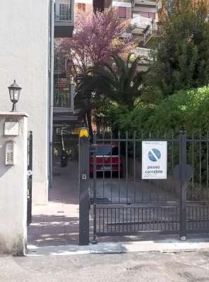 Abitazione in Roma (Roma) Via Cesareo 15 (piano quarto, interno 8). Composto da: Ingresso, corridoio, cucina, bagno, 4 camere, veranda e ampio terrazzo + cantina. Identificativi [N.C.E.U.] Categoria Catastale A2 foglio 274 part. 251 sub. 501 (compresa cantina ad uso esclusivo). Mq 131. Libero. Piena proprietà