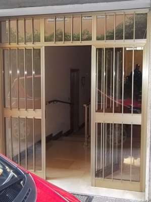 Abitazione in Roma (Roma) Via Cesareo 15 (piano quarto, interno 8). Composto da: Ingresso, corridoio, cucina, bagno, 4 camere, veranda e ampio terrazzo + cantina. Identificativi [N.C.E.U.] Categoria Catastale A2 foglio 274 part. 251 sub. 501 (compresa cantina ad uso esclusivo). Mq 131. Libero. Piena proprietà