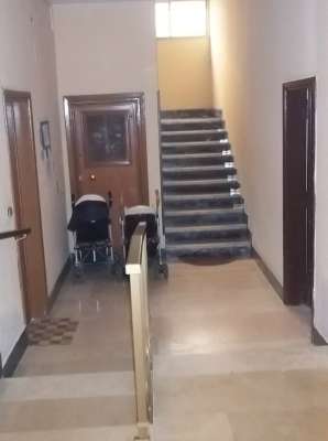 Abitazione in Roma (Roma) Via Cesareo 15 (piano quarto, interno 8). Composto da: Ingresso, corridoio, cucina, bagno, 4 camere, veranda e ampio terrazzo + cantina. Identificativi [N.C.E.U.] Categoria Catastale A2 foglio 274 part. 251 sub. 501 (compresa cantina ad uso esclusivo). Mq 131. Libero. Piena proprietà