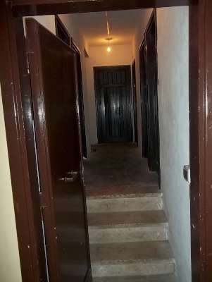 Abitazione in Roma (Roma) Via Cesareo 15 (piano quarto, interno 8). Composto da: Ingresso, corridoio, cucina, bagno, 4 camere, veranda e ampio terrazzo + cantina. Identificativi [N.C.E.U.] Categoria Catastale A2 foglio 274 part. 251 sub. 501 (compresa cantina ad uso esclusivo). Mq 131. Libero. Piena proprietà