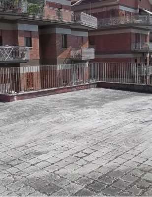 Abitazione in Roma (Roma) Via Cesareo 15 (piano quarto, interno 8). Composto da: Ingresso, corridoio, cucina, bagno, 4 camere, veranda e ampio terrazzo + cantina. Identificativi [N.C.E.U.] Categoria Catastale A2 foglio 274 part. 251 sub. 501 (compresa cantina ad uso esclusivo). Mq 131. Libero. Piena proprietà