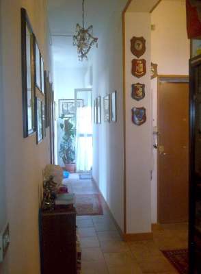 Abitazione in Roma (Roma) Via Cesareo 15 (piano quarto, interno 8). Composto da: Ingresso, corridoio, cucina, bagno, 4 camere, veranda e ampio terrazzo + cantina. Identificativi [N.C.E.U.] Categoria Catastale A2 foglio 274 part. 251 sub. 501 (compresa cantina ad uso esclusivo). Mq 131. Libero. Piena proprietà