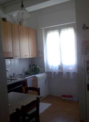 Abitazione in Roma (Roma) Via Cesareo 15 (piano quarto, interno 8). Composto da: Ingresso, corridoio, cucina, bagno, 4 camere, veranda e ampio terrazzo + cantina. Identificativi [N.C.E.U.] Categoria Catastale A2 foglio 274 part. 251 sub. 501 (compresa cantina ad uso esclusivo). Mq 131. Libero. Piena proprietà