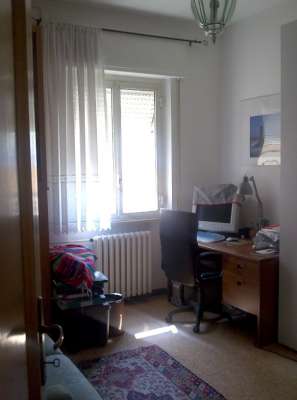 Abitazione in Roma (Roma) Via Cesareo 15 (piano quarto, interno 8). Composto da: Ingresso, corridoio, cucina, bagno, 4 camere, veranda e ampio terrazzo + cantina. Identificativi [N.C.E.U.] Categoria Catastale A2 foglio 274 part. 251 sub. 501 (compresa cantina ad uso esclusivo). Mq 131. Libero. Piena proprietà