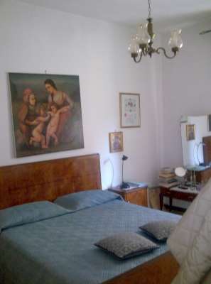 Abitazione in Roma (Roma) Via Cesareo 15 (piano quarto, interno 8). Composto da: Ingresso, corridoio, cucina, bagno, 4 camere, veranda e ampio terrazzo + cantina. Identificativi [N.C.E.U.] Categoria Catastale A2 foglio 274 part. 251 sub. 501 (compresa cantina ad uso esclusivo). Mq 131. Libero. Piena proprietà