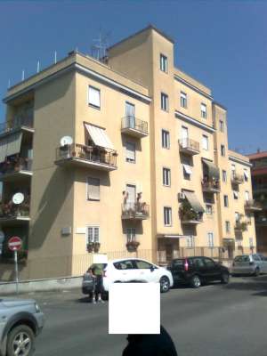 Abitazione in Roma (Roma) Via Francesco D'Ovidio 121 (scala A, piano secondo, interno 7). Composto da: Ingresso, cucina, 3 camere, bagno, 2 balconi + Cantina 2 postI auto copertI. Identificativi [N.C.E.U.] Categoria Catastale A2 foglio 274 part. 219 sub. 8 (compreso deposito ad uso esclusivo), posto auto coperto ad uso esclusivo al foglio 274 part. 219 sub. 511 e posto auto coperto ad uso esclusivo al foglio 274 part. 219 sub. 525. Mq 80. Libero. Piena proprietà