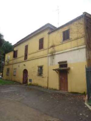 Abitazione in Roma (Roma) Via Marmorata 1 (piano terra). Composto da: Corridoio, disimpegno, 3 camere, cucina, bagno, 2 ripostigli + 2 corti esterne ad uso esclusivo. Identificativi [N.C.E.U.] Categoria Catastale A4 foglio 518 part. 429 sub. 507 e 520, (compreso n.2 corti esterne ad uso esclusivo). Mq 117. Libero. Piena proprietà