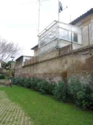 Abitazione in Roma (Roma) Via Marmorata 1 (piano terra). Composto da: Corridoio, disimpegno, 3 camere, cucina, bagno, 2 ripostigli + 2 corti esterne ad uso esclusivo. Identificativi [N.C.E.U.] Categoria Catastale A4 foglio 518 part. 429 sub. 507 e 520, (compreso n.2 corti esterne ad uso esclusivo). Mq 117. Libero. Piena proprietà