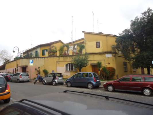 Abitazione in Roma (Roma) Via Marmorata 1 (piano terra). Composto da: Corridoio, disimpegno, 3 camere, cucina, bagno, 2 ripostigli + 2 corti esterne ad uso esclusivo. Identificativi [N.C.E.U.] Categoria Catastale A4 foglio 518 part. 429 sub. 507 e 520, (compreso n.2 corti esterne ad uso esclusivo). Mq 117. Libero. Piena proprietà