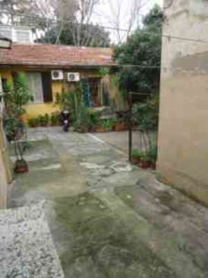 Abitazione in Roma (Roma) Via Marmorata 1 (piano terra). Composto da: Corridoio, disimpegno, 3 camere, cucina, bagno, 2 ripostigli + 2 corti esterne ad uso esclusivo. Identificativi [N.C.E.U.] Categoria Catastale A4 foglio 518 part. 429 sub. 507 e 520, (compreso n.2 corti esterne ad uso esclusivo). Mq 117. Libero. Piena proprietà