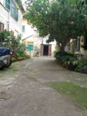 Abitazione in Roma (Roma) Via Marmorata 1 (piano terra). Composto da: Corridoio, disimpegno, 3 camere, cucina, bagno, 2 ripostigli + 2 corti esterne ad uso esclusivo. Identificativi [N.C.E.U.] Categoria Catastale A4 foglio 518 part. 429 sub. 507 e 520, (compreso n.2 corti esterne ad uso esclusivo). Mq 117. Libero. Piena proprietà