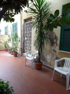 Abitazione in Roma (Roma) Via Marmorata 1 (piano terra). Composto da: Corridoio, disimpegno, 3 camere, cucina, bagno, 2 ripostigli + 2 corti esterne ad uso esclusivo. Identificativi [N.C.E.U.] Categoria Catastale A4 foglio 518 part. 429 sub. 507 e 520, (compreso n.2 corti esterne ad uso esclusivo). Mq 117. Libero. Piena proprietà