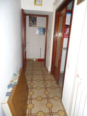 Abitazione in Roma (Roma) Via Marmorata 1 (piano terra). Composto da: Corridoio, disimpegno, 3 camere, cucina, bagno, 2 ripostigli + 2 corti esterne ad uso esclusivo. Identificativi [N.C.E.U.] Categoria Catastale A4 foglio 518 part. 429 sub. 507 e 520, (compreso n.2 corti esterne ad uso esclusivo). Mq 117. Libero. Piena proprietà