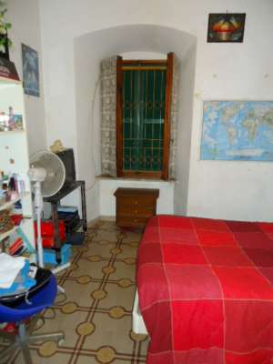 Abitazione in Roma (Roma) Via Marmorata 1 (piano terra). Composto da: Corridoio, disimpegno, 3 camere, cucina, bagno, 2 ripostigli + 2 corti esterne ad uso esclusivo. Identificativi [N.C.E.U.] Categoria Catastale A4 foglio 518 part. 429 sub. 507 e 520, (compreso n.2 corti esterne ad uso esclusivo). Mq 117. Libero. Piena proprietà