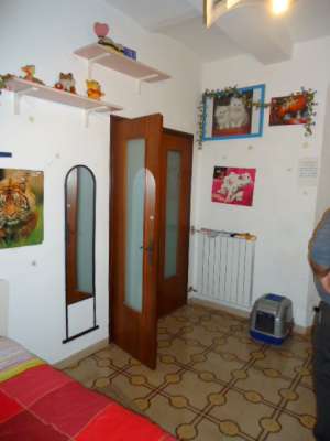 Abitazione in Roma (Roma) Via Marmorata 1 (piano terra). Composto da: Corridoio, disimpegno, 3 camere, cucina, bagno, 2 ripostigli + 2 corti esterne ad uso esclusivo. Identificativi [N.C.E.U.] Categoria Catastale A4 foglio 518 part. 429 sub. 507 e 520, (compreso n.2 corti esterne ad uso esclusivo). Mq 117. Libero. Piena proprietà