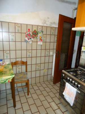 Abitazione in Roma (Roma) Via Marmorata 1 (piano terra). Composto da: Corridoio, disimpegno, 3 camere, cucina, bagno, 2 ripostigli + 2 corti esterne ad uso esclusivo. Identificativi [N.C.E.U.] Categoria Catastale A4 foglio 518 part. 429 sub. 507 e 520, (compreso n.2 corti esterne ad uso esclusivo). Mq 117. Libero. Piena proprietà