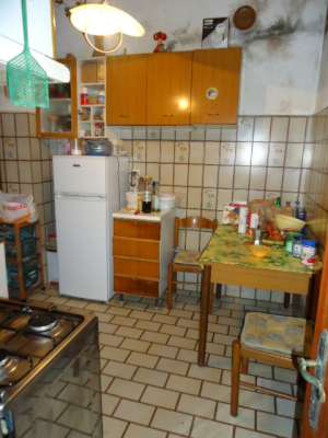 Abitazione in Roma (Roma) Via Marmorata 1 (piano terra). Composto da: Corridoio, disimpegno, 3 camere, cucina, bagno, 2 ripostigli + 2 corti esterne ad uso esclusivo. Identificativi [N.C.E.U.] Categoria Catastale A4 foglio 518 part. 429 sub. 507 e 520, (compreso n.2 corti esterne ad uso esclusivo). Mq 117. Libero. Piena proprietà