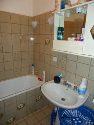Abitazione in Roma (Roma) Via Marmorata 1 (piano terra). Composto da: Corridoio, disimpegno, 3 camere, cucina, bagno, 2 ripostigli + 2 corti esterne ad uso esclusivo. Identificativi [N.C.E.U.] Categoria Catastale A4 foglio 518 part. 429 sub. 507 e 520, (compreso n.2 corti esterne ad uso esclusivo). Mq 117. Libero. Piena proprietà