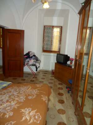 Abitazione in Roma (Roma) Via Marmorata 1 (piano terra). Composto da: Corridoio, disimpegno, 3 camere, cucina, bagno, 2 ripostigli + 2 corti esterne ad uso esclusivo. Identificativi [N.C.E.U.] Categoria Catastale A4 foglio 518 part. 429 sub. 507 e 520, (compreso n.2 corti esterne ad uso esclusivo). Mq 117. Libero. Piena proprietà