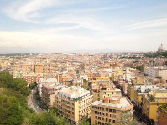 Abitazione in Roma (Roma) Viale Delle Medaglie D'Oro 84-86 (piano terra, interno 1). Composto da: Corridoio, cucina, bagno, 3 camere, veranda + posto auto scoperto. Identificativi [N.C.E.U.] Categoria Catastale A2 foglio 368 part. 3980 sub. 1, posto auto scoperto ad uso esclusivo al foglio 368 part. 3980 sub. 11.. Mq 80. Libero. Piena proprietà