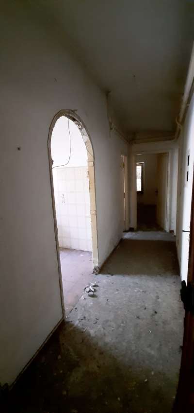 Abitazione in Roma (Roma) Viale Delle Medaglie D'Oro 84-86 (piano terra, interno 1). Composto da: Corridoio, cucina, bagno, 3 camere, veranda + posto auto scoperto. Identificativi [N.C.E.U.] Categoria Catastale A2 foglio 368 part. 3980 sub. 1, posto auto scoperto ad uso esclusivo al foglio 368 part. 3980 sub. 11.. Mq 80. Libero. Piena proprietà