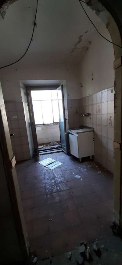 Abitazione in Roma (Roma) Viale Delle Medaglie D'Oro 84-86 (piano terra, interno 1). Composto da: Corridoio, cucina, bagno, 3 camere, veranda + posto auto scoperto. Identificativi [N.C.E.U.] Categoria Catastale A2 foglio 368 part. 3980 sub. 1, posto auto scoperto ad uso esclusivo al foglio 368 part. 3980 sub. 11.. Mq 80. Libero. Piena proprietà