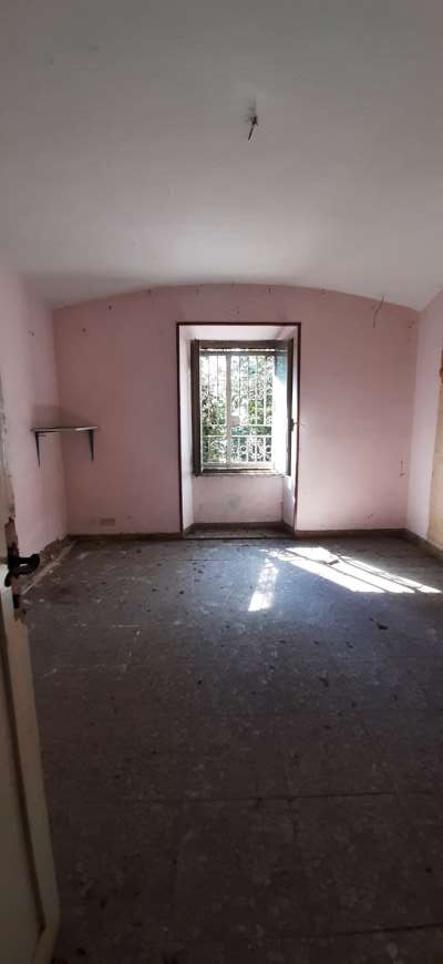 Abitazione in Roma (Roma) Viale Delle Medaglie D'Oro 84-86 (piano terra, interno 1). Composto da: Corridoio, cucina, bagno, 3 camere, veranda + posto auto scoperto. Identificativi [N.C.E.U.] Categoria Catastale A2 foglio 368 part. 3980 sub. 1, posto auto scoperto ad uso esclusivo al foglio 368 part. 3980 sub. 11.. Mq 80. Libero. Piena proprietà