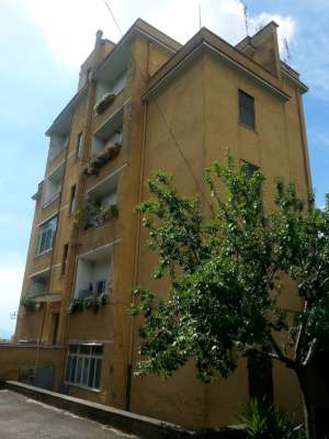 Abitazione in Roma (Roma) Viale Delle Medaglie D'Oro 84-86 (piano terzo, interno 8). Composto da: Corridoio, cucina, bagno, 3 camere, balcone + posto auto scoperto. Identificativi [N.C.E.U.] Categoria Catastale A2 foglio 368 part. 3980 sub. 8, posto auto scoperto ad uso esclusivo al foglio 368 part. 3980 sub. 19. Mq 78. Libero. Piena proprietà