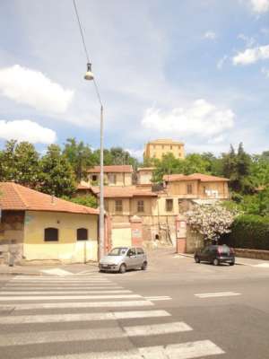 Abitazione in Roma (Roma) Viale Delle Medaglie D'Oro 84-86 (piano terzo, interno 8). Composto da: Corridoio, cucina, bagno, 3 camere, balcone + posto auto scoperto. Identificativi [N.C.E.U.] Categoria Catastale A2 foglio 368 part. 3980 sub. 8, posto auto scoperto ad uso esclusivo al foglio 368 part. 3980 sub. 19. Mq 78. Libero. Piena proprietà