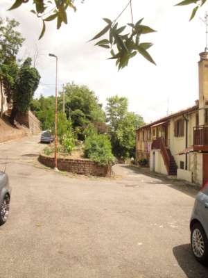 Abitazione in Roma (Roma) Viale Delle Medaglie D'Oro 84-86 (piano terzo, interno 8). Composto da: Corridoio, cucina, bagno, 3 camere, balcone + posto auto scoperto. Identificativi [N.C.E.U.] Categoria Catastale A2 foglio 368 part. 3980 sub. 8, posto auto scoperto ad uso esclusivo al foglio 368 part. 3980 sub. 19. Mq 78. Libero. Piena proprietà